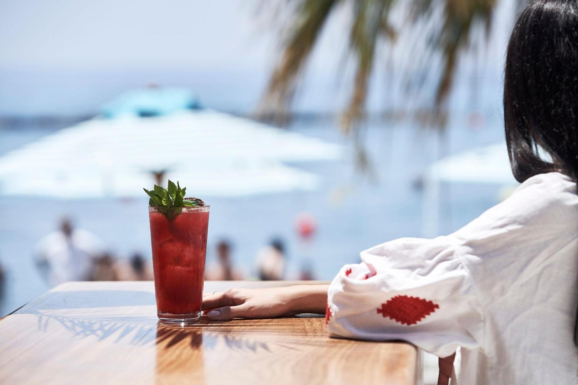 パークレーン ア ラグジュアリー コレクション リゾート アンド スパ リマソール エクステリア 写真 A strawberry margarita