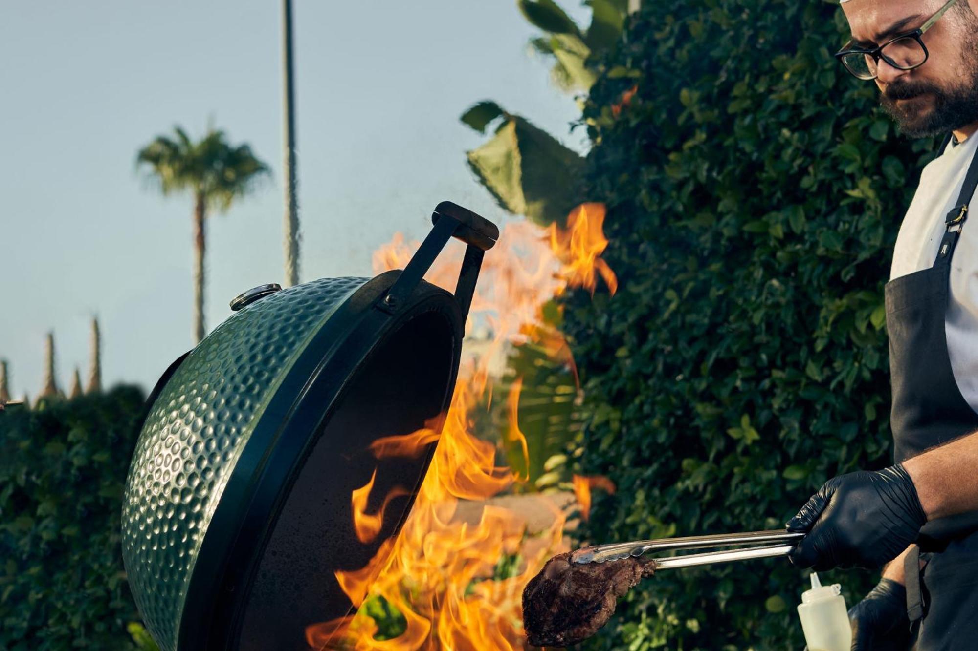 パークレーン ア ラグジュアリー コレクション リゾート アンド スパ リマソール エクステリア 写真 Big Green Egg in use