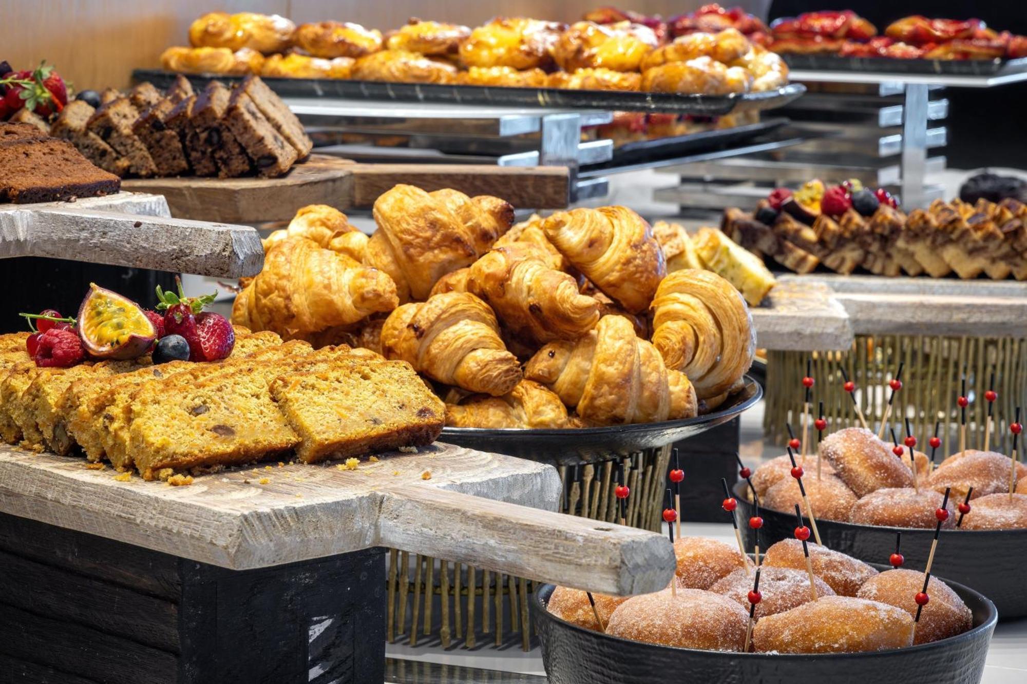 パークレーン ア ラグジュアリー コレクション リゾート アンド スパ リマソール エクステリア 写真 Croissants and other pastries