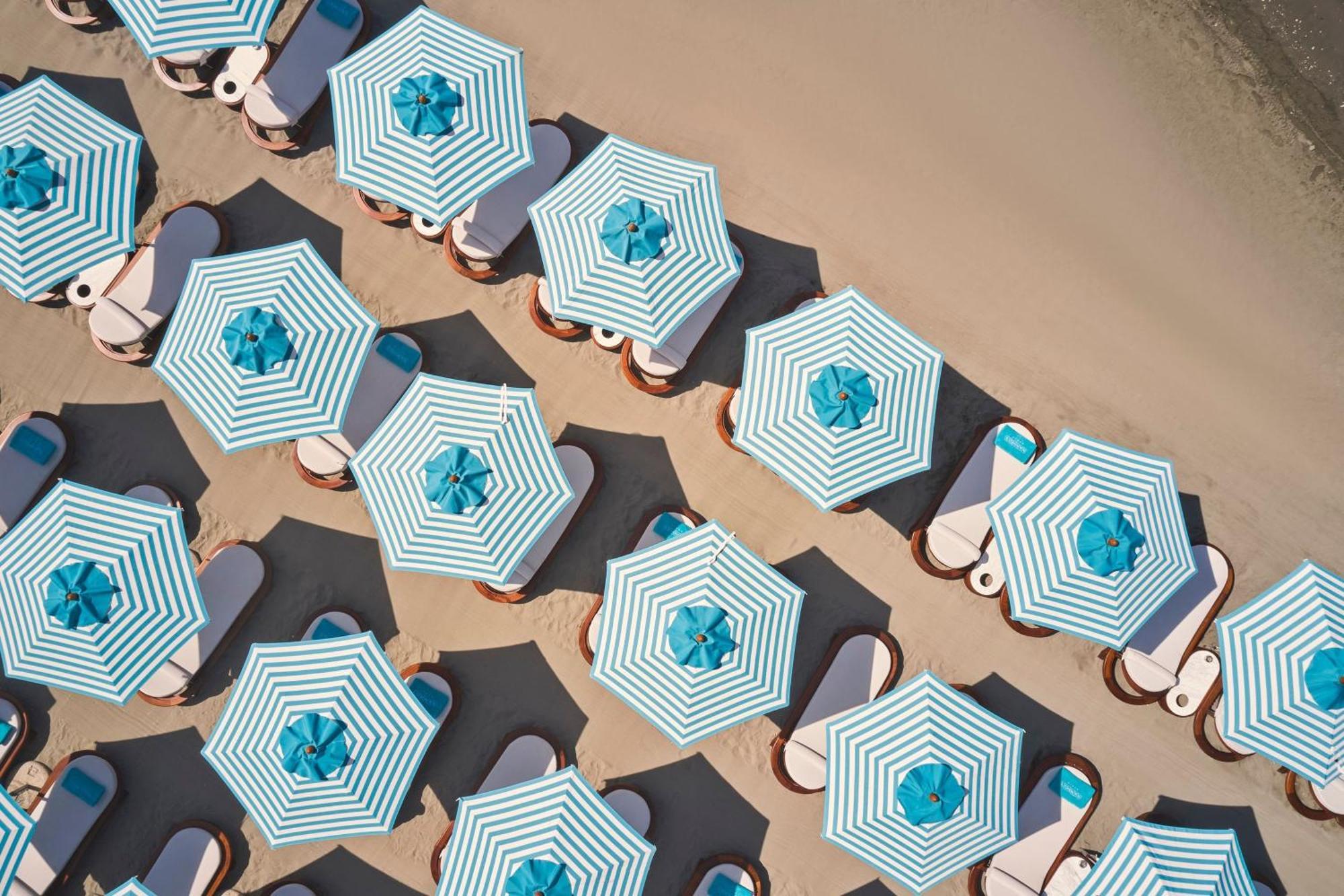 パークレーン ア ラグジュアリー コレクション リゾート アンド スパ リマソール エクステリア 写真 Aerial view of the beach at the Four Seasons Resort