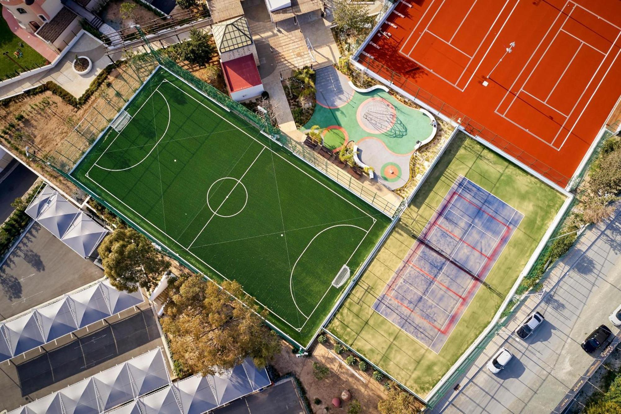 パークレーン ア ラグジュアリー コレクション リゾート アンド スパ リマソール エクステリア 写真 Aerial view of the hockey fields