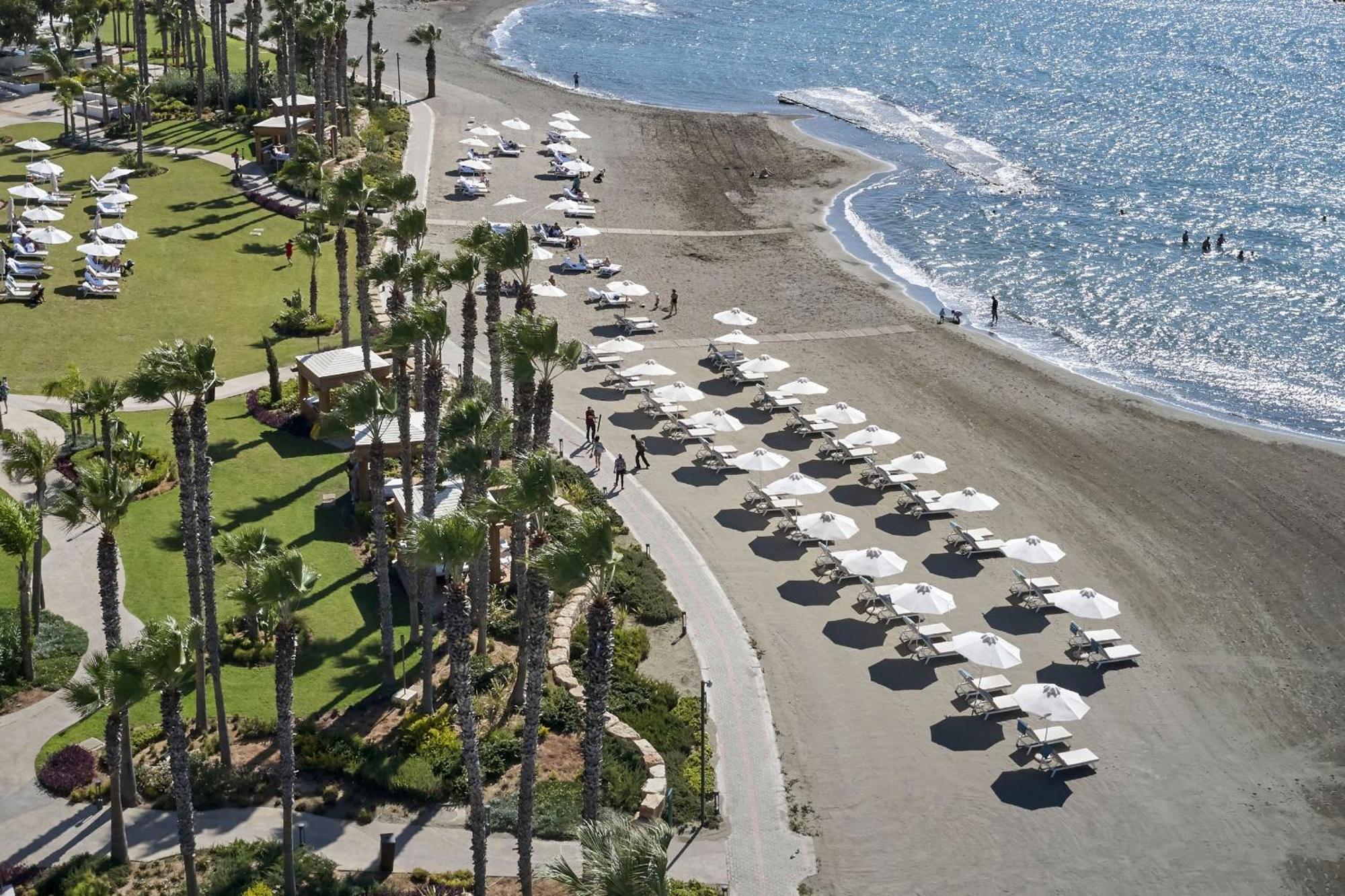 パークレーン ア ラグジュアリー コレクション リゾート アンド スパ リマソール エクステリア 写真 Aerial view of the beach at the Del Mar Hilton