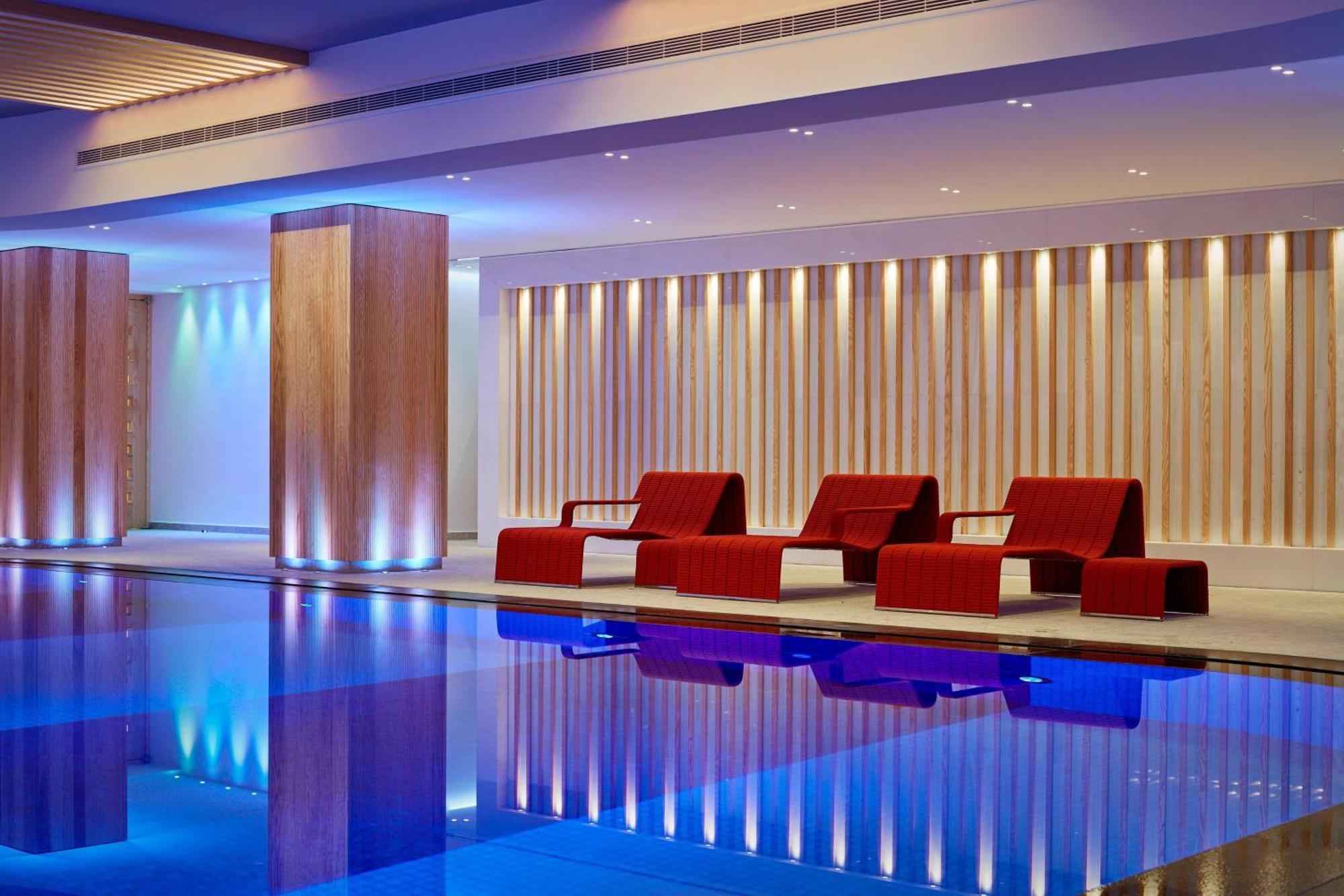 パークレーン ア ラグジュアリー コレクション リゾート アンド スパ リマソール エクステリア 写真 The pool at the Mandarin Oriental, Munich
