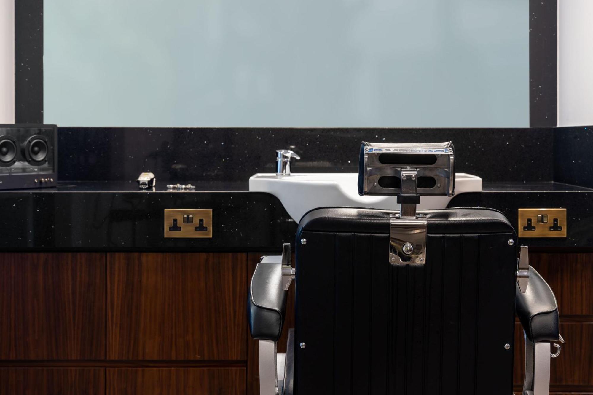 パークレーン ア ラグジュアリー コレクション リゾート アンド スパ リマソール エクステリア 写真 Barber chair