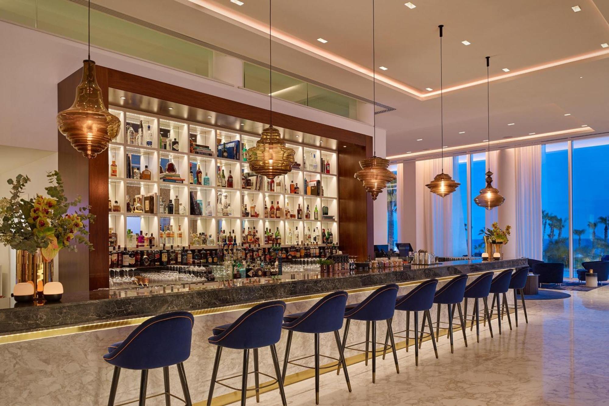 パークレーン ア ラグジュアリー コレクション リゾート アンド スパ リマソール エクステリア 写真 The bar at the 101 lounge