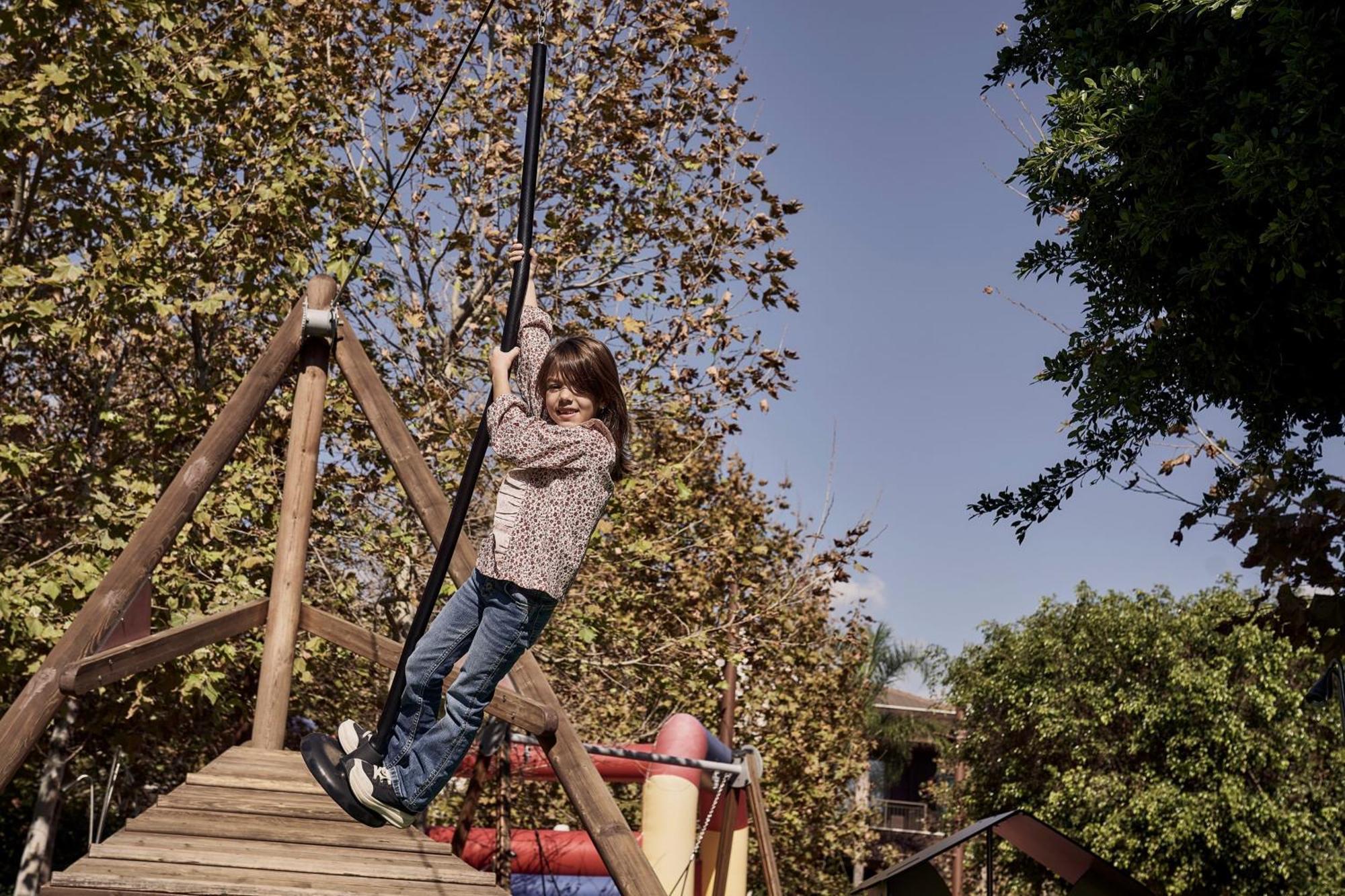 パークレーン ア ラグジュアリー コレクション リゾート アンド スパ リマソール エクステリア 写真 A child on a zip line