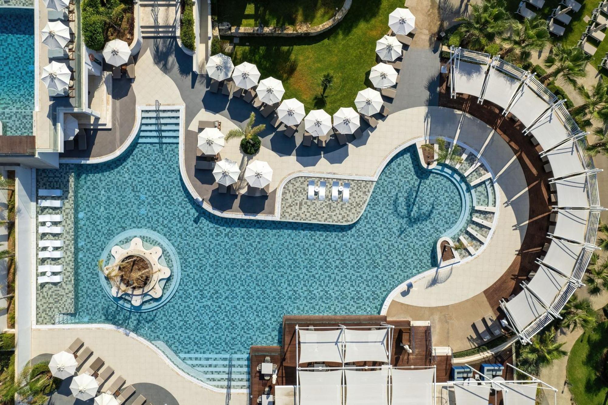パークレーン ア ラグジュアリー コレクション リゾート アンド スパ リマソール エクステリア 写真 Aerial view of the pool at the hotel