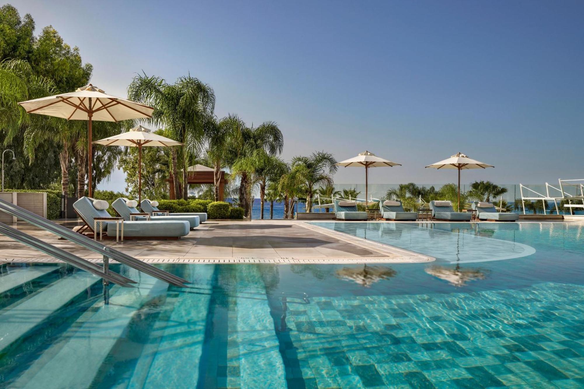 パークレーン ア ラグジュアリー コレクション リゾート アンド スパ リマソール エクステリア 写真 The swimming pool at the hotel